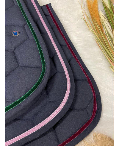 Tapis noir et ruban de velours