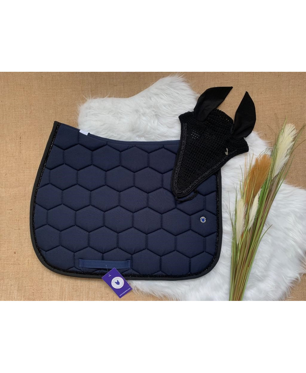 PS de Suède, Tapis de Selle Dressage Signature, Noir | Amiko et ses amis PS de Suède, Tapis de Selle Dressage Signature, Noir | Amiko et ses amis