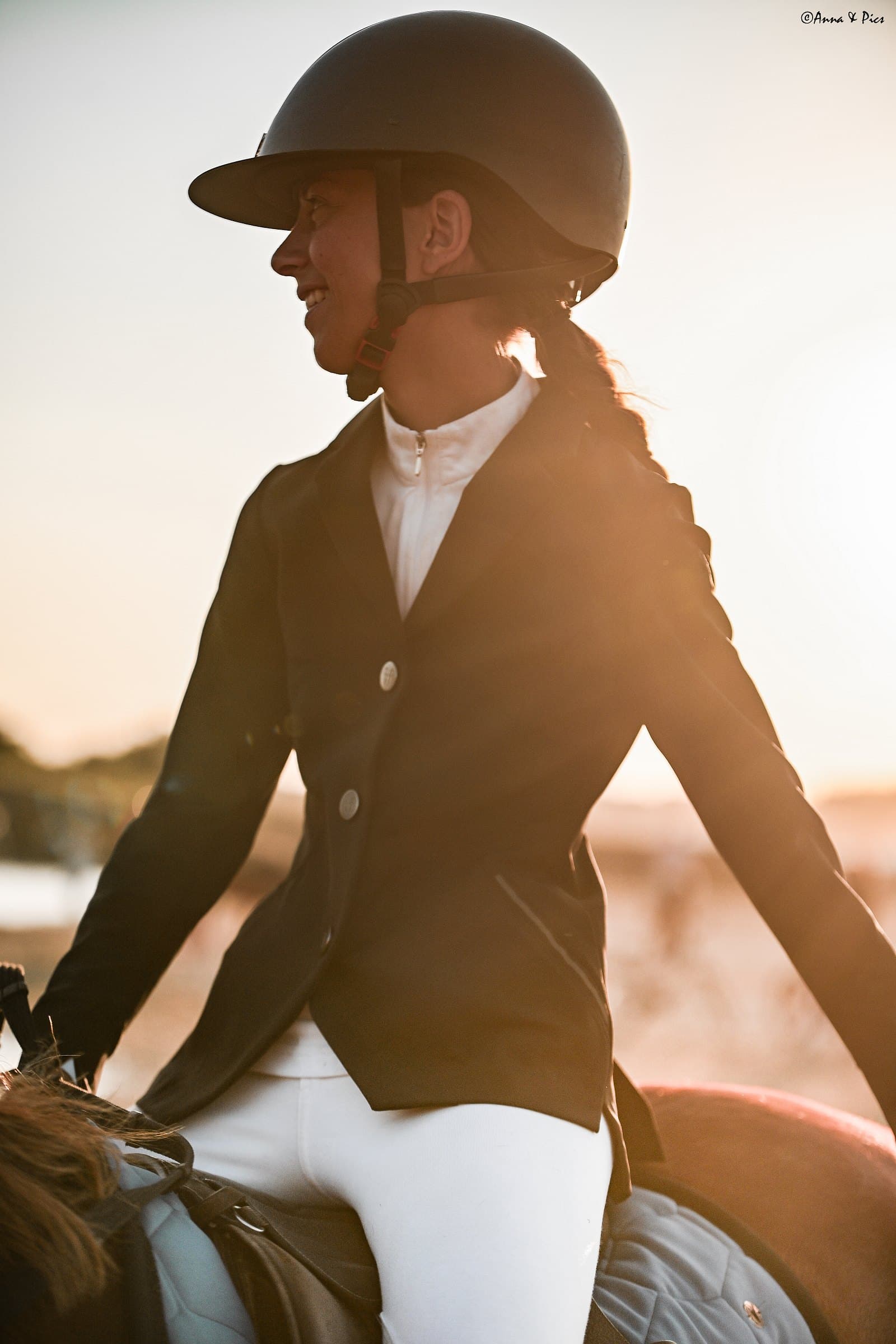 Portrait à contre-jour d'une cavalière en veste de concours noire